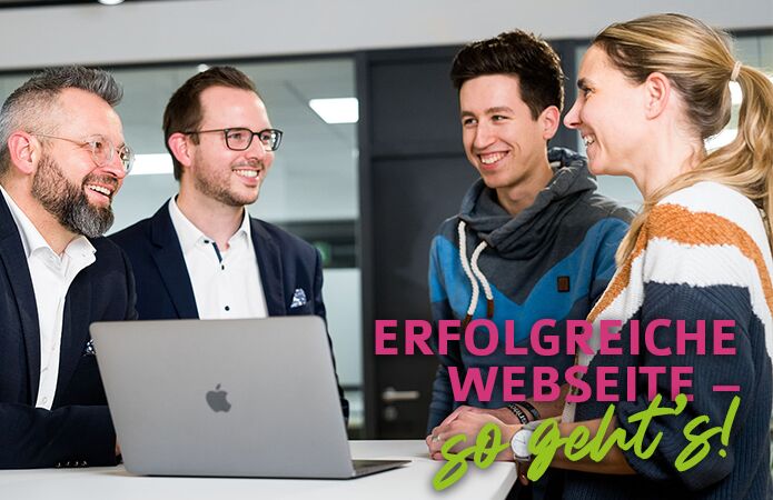 Team bespricht eine Webseite