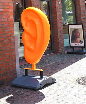 Deko-Ohr vor einem Fachgeschäft